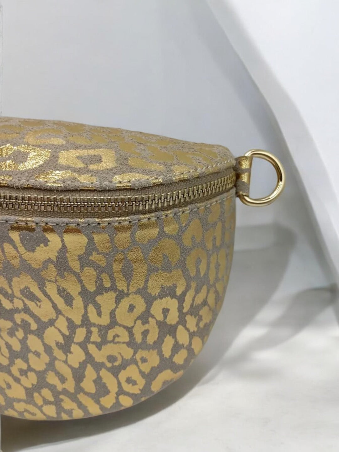 Sac banane croûte de cuir motif léopard doré 1 poche