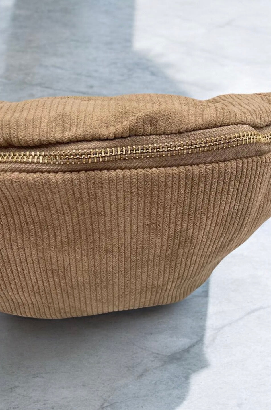 Sac banane velours côtelé couleur beige taupe