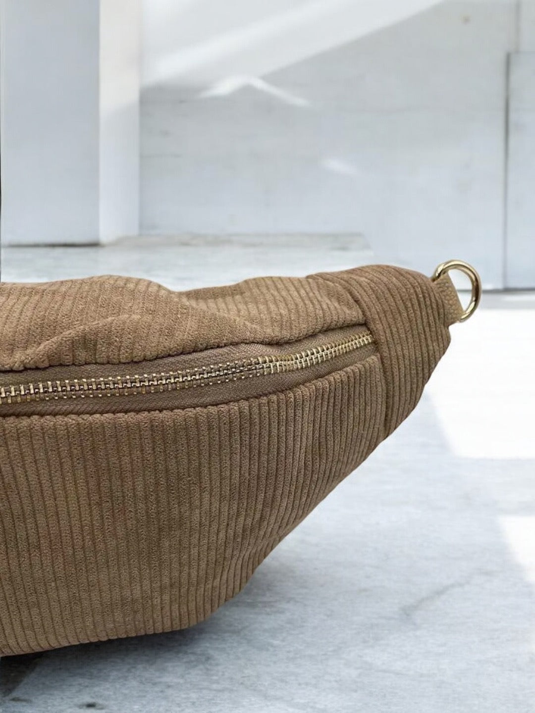 Sac banane velours côtelé couleur beige taupe