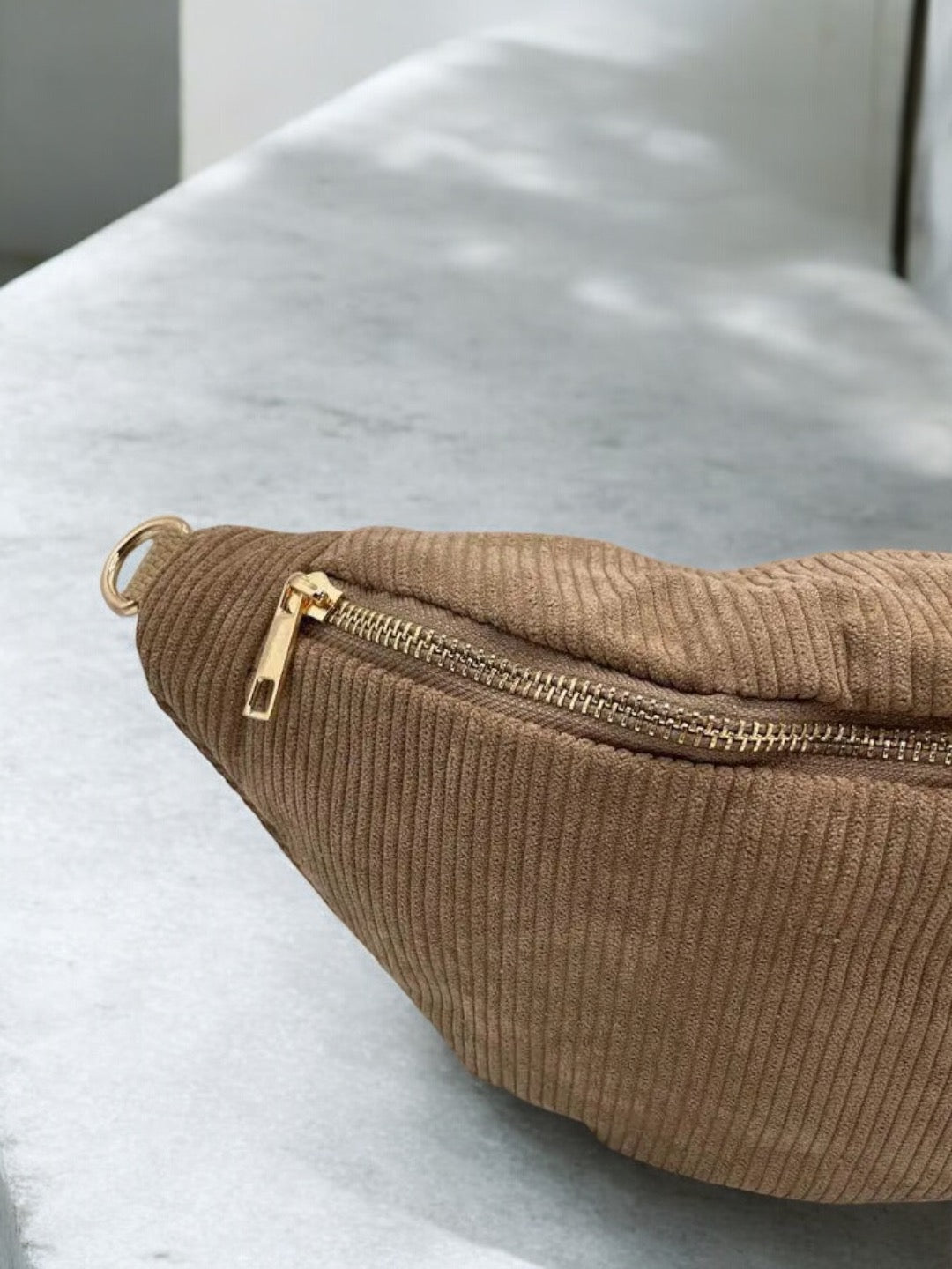 Sac banane velours côtelé couleur beige taupe