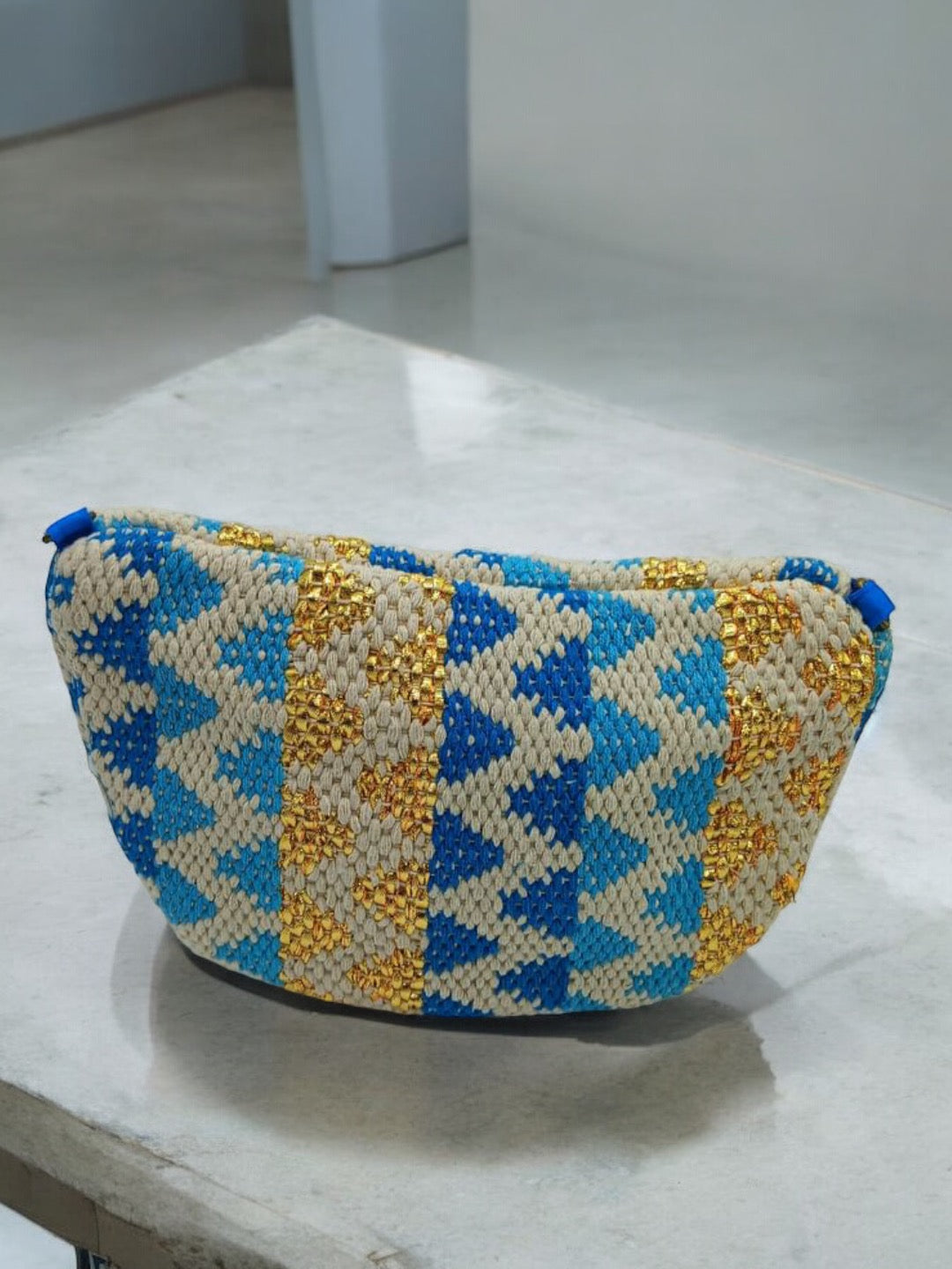 Sac banane tissu et perles bleu écru et jaune