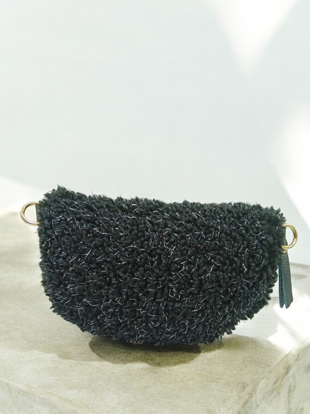 Sac banane peluche moumoute noir fils lurex brillants