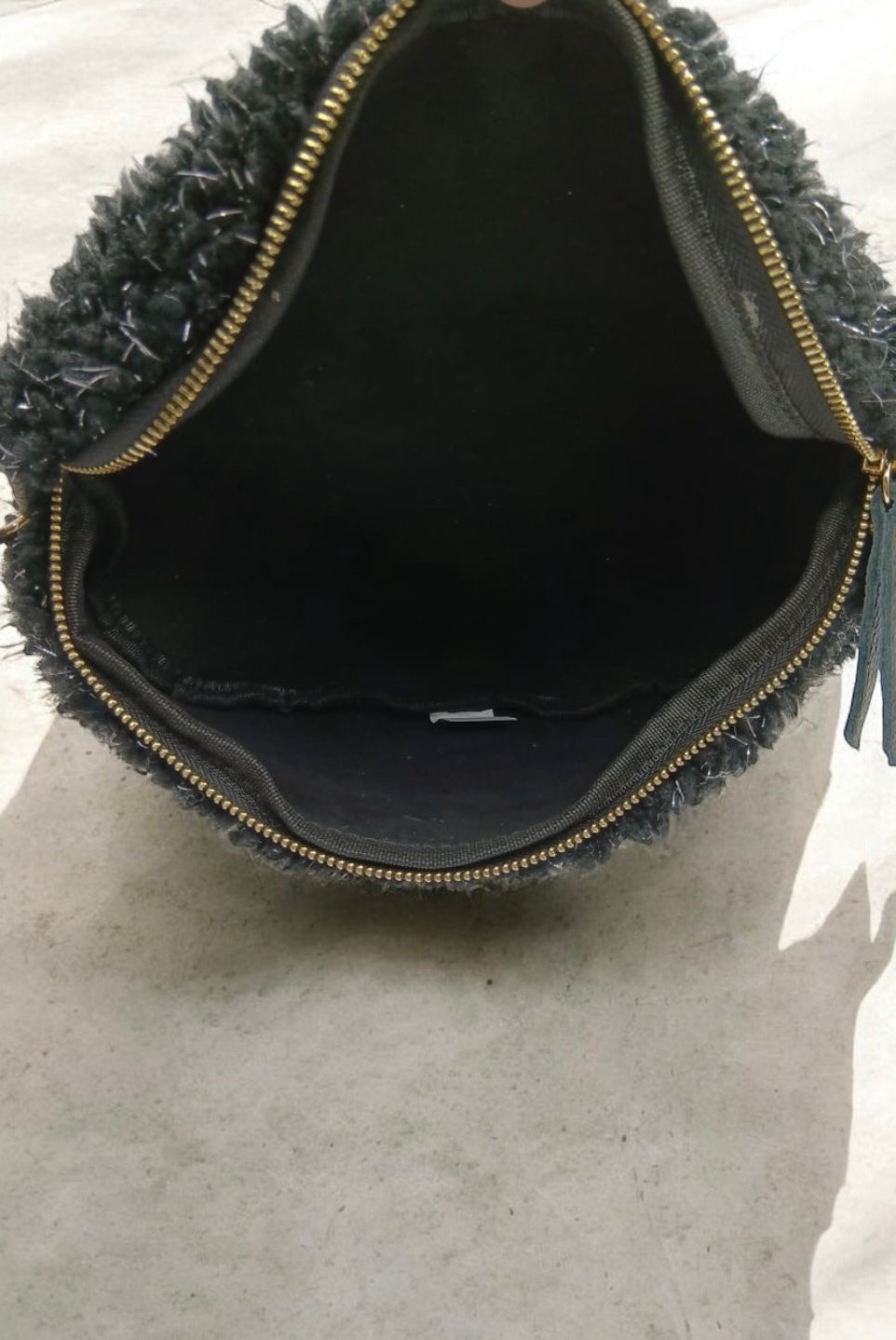 Sac banane peluche moumoute noir fils lurex brillants