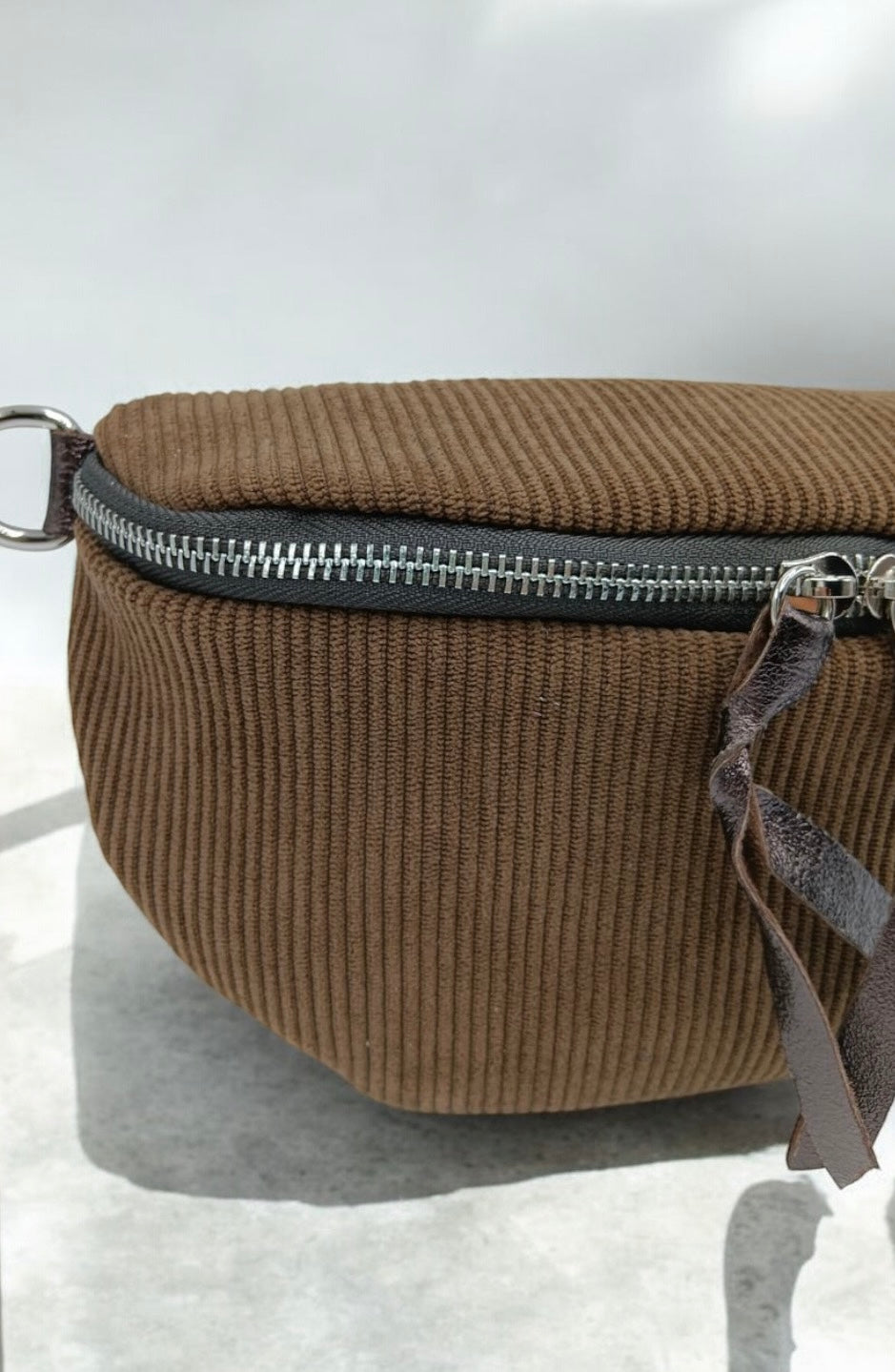 Sac banane velours côtelé 2 curseurs en cuir marron chocolat