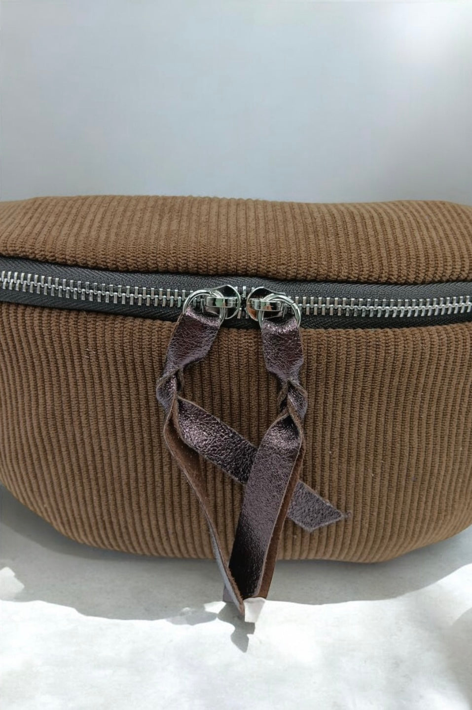 Sac banane velours côtelé 2 curseurs en cuir marron chocolat