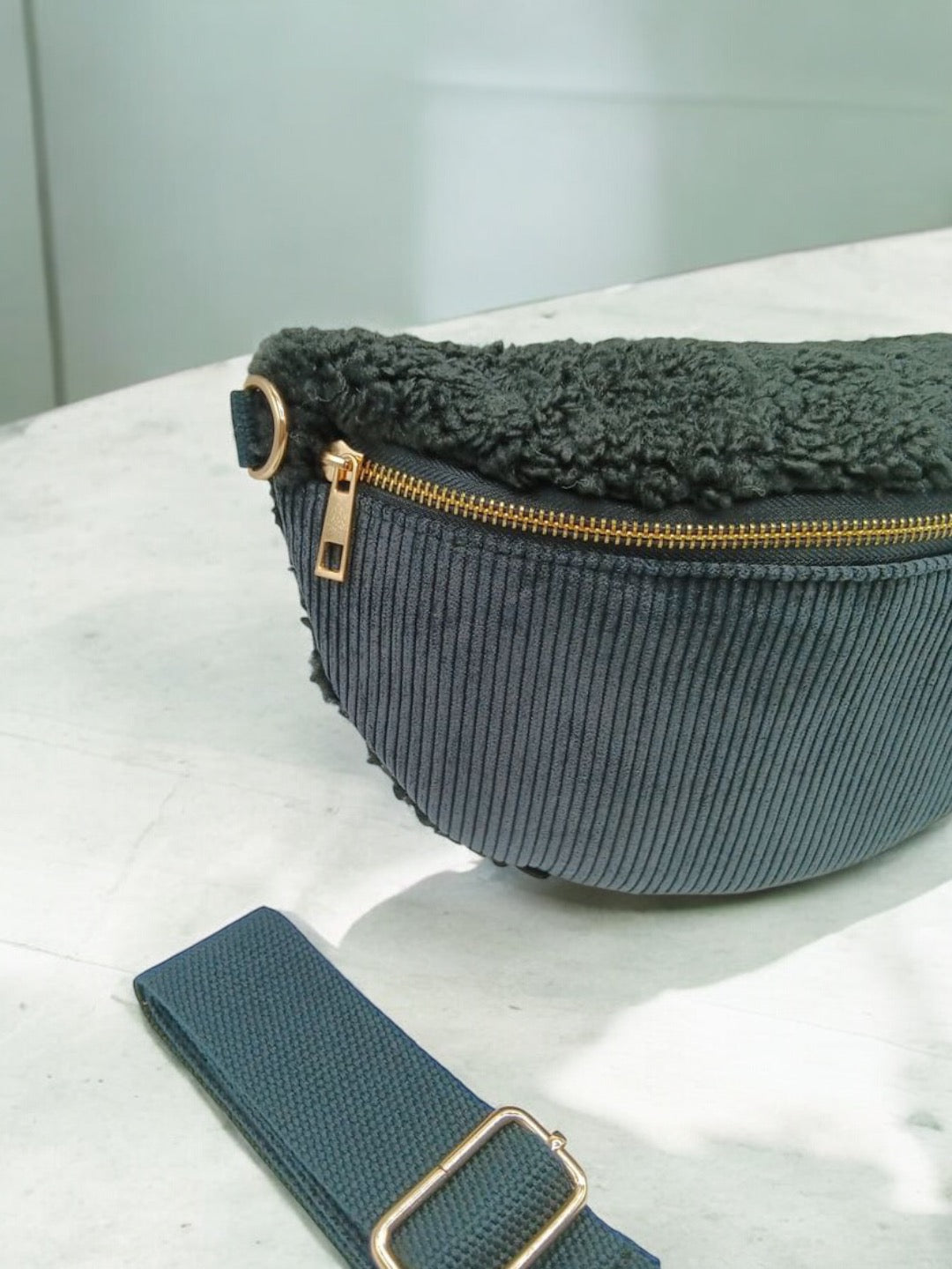 Sac banane bi matière velours côtelé et moumoute noir