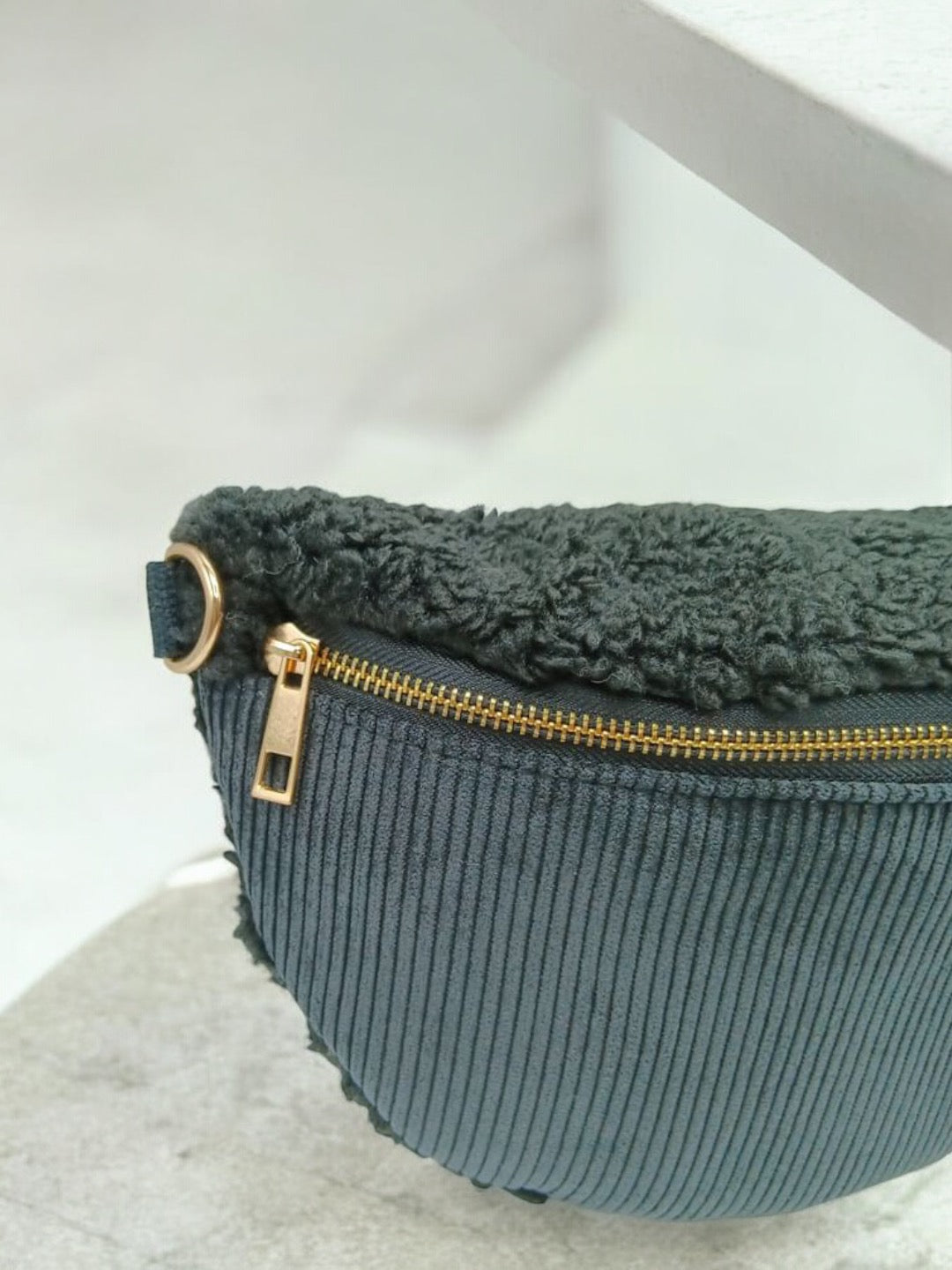 Sac banane bi matière velours côtelé et moumoute noir