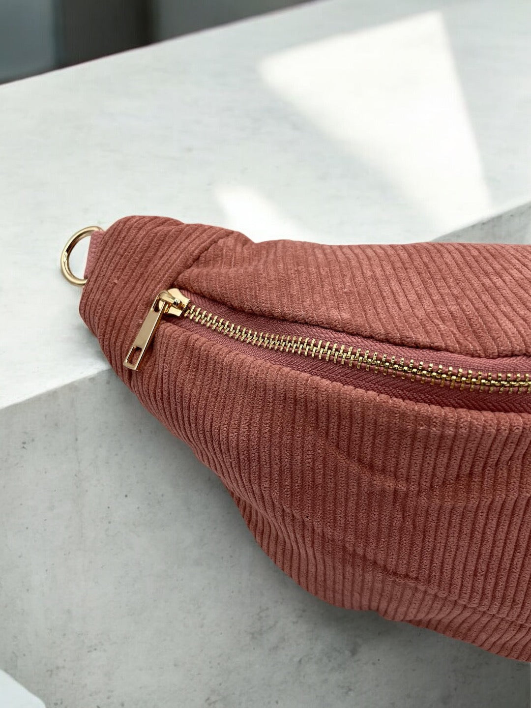 Sac banane velours côtelé couleur vieux rose