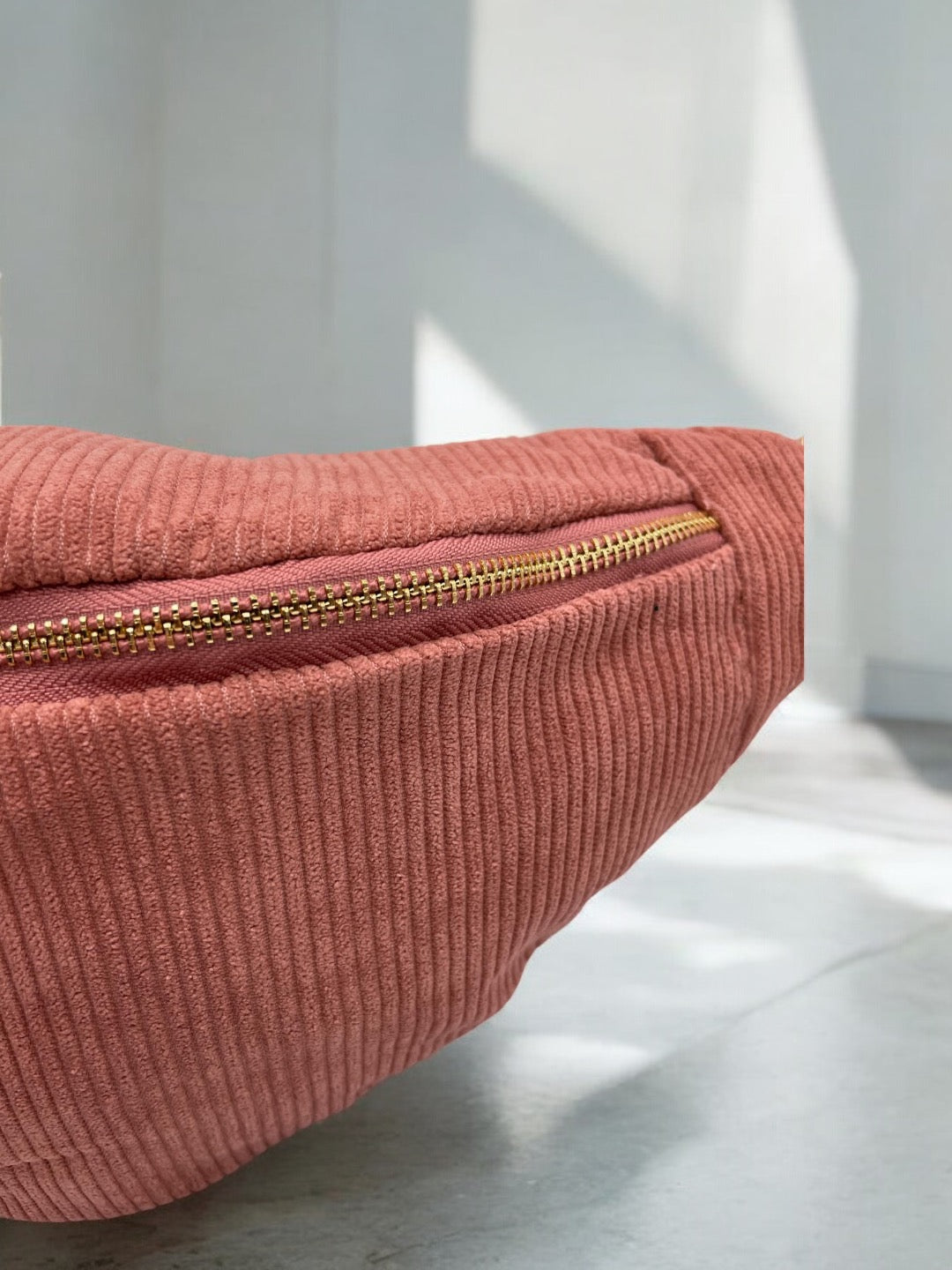 Sac banane velours côtelé couleur vieux rose