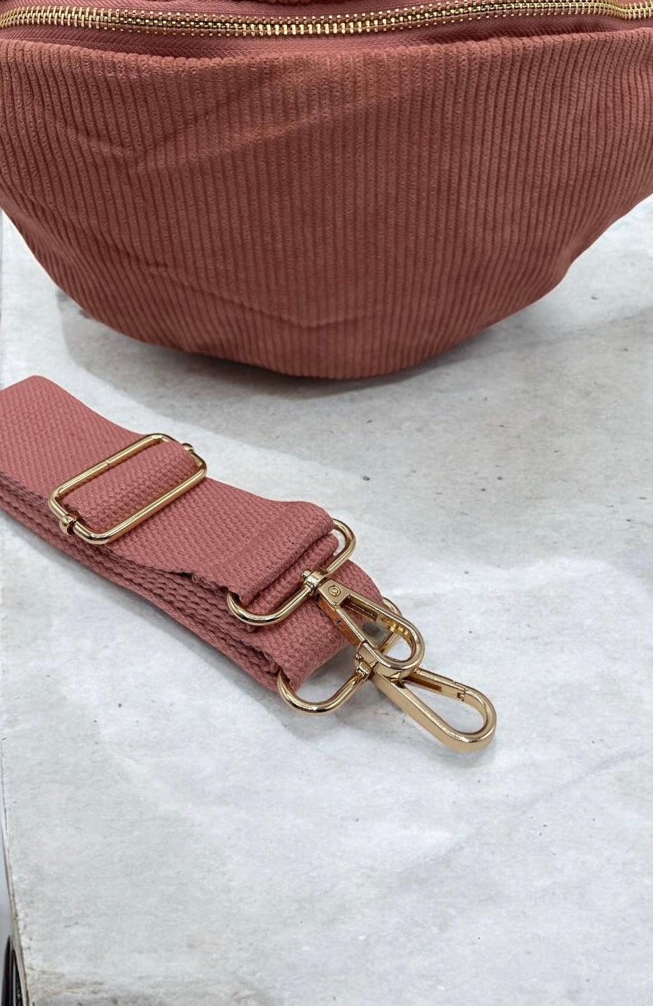 Sac banane velours côtelé couleur vieux rose