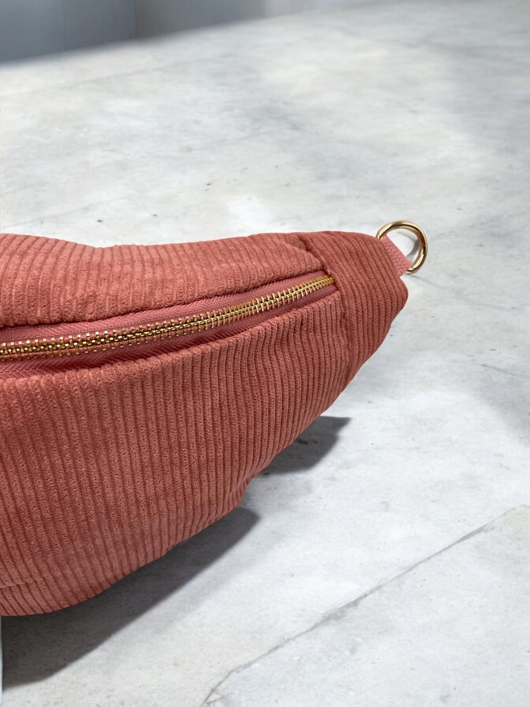 Sac banane velours côtelé couleur vieux rose