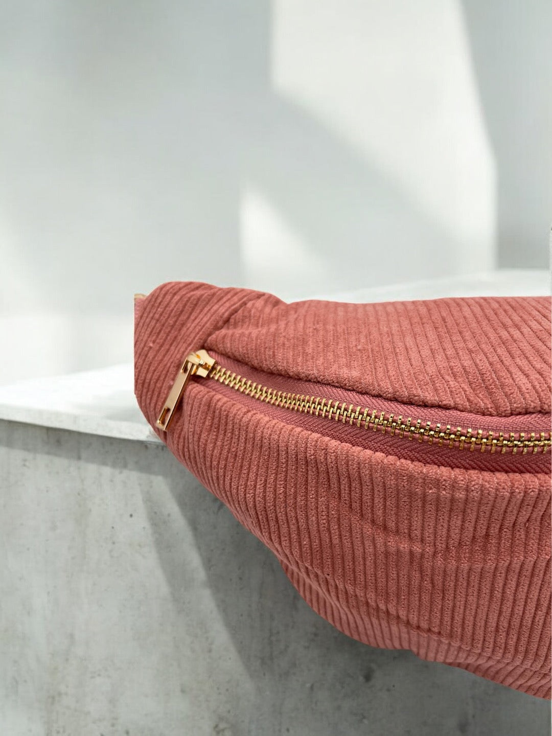 Sac banane velours côtelé couleur vieux rose