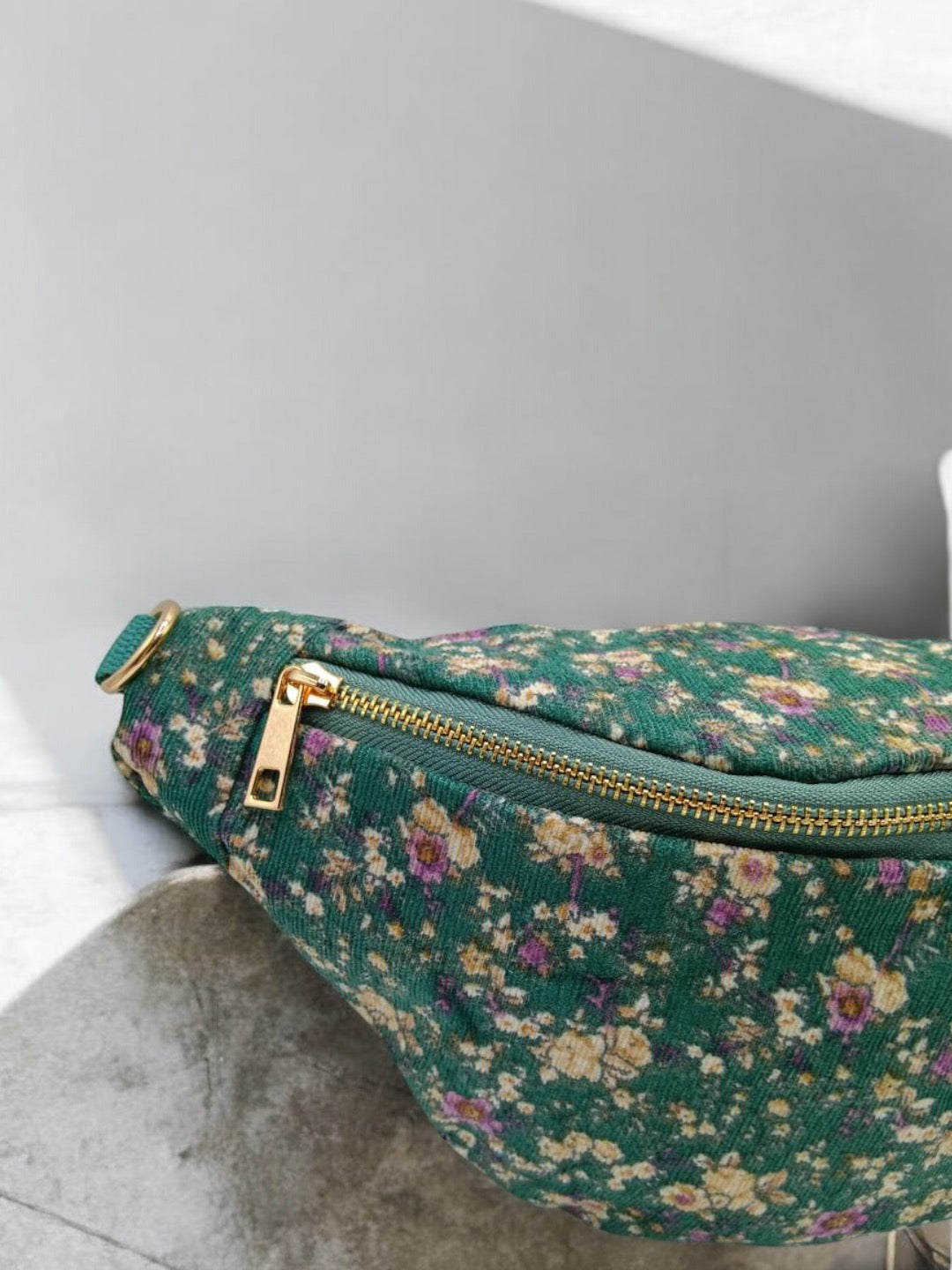 Sac banane tissu velours fin liberty fleuri vert et rose