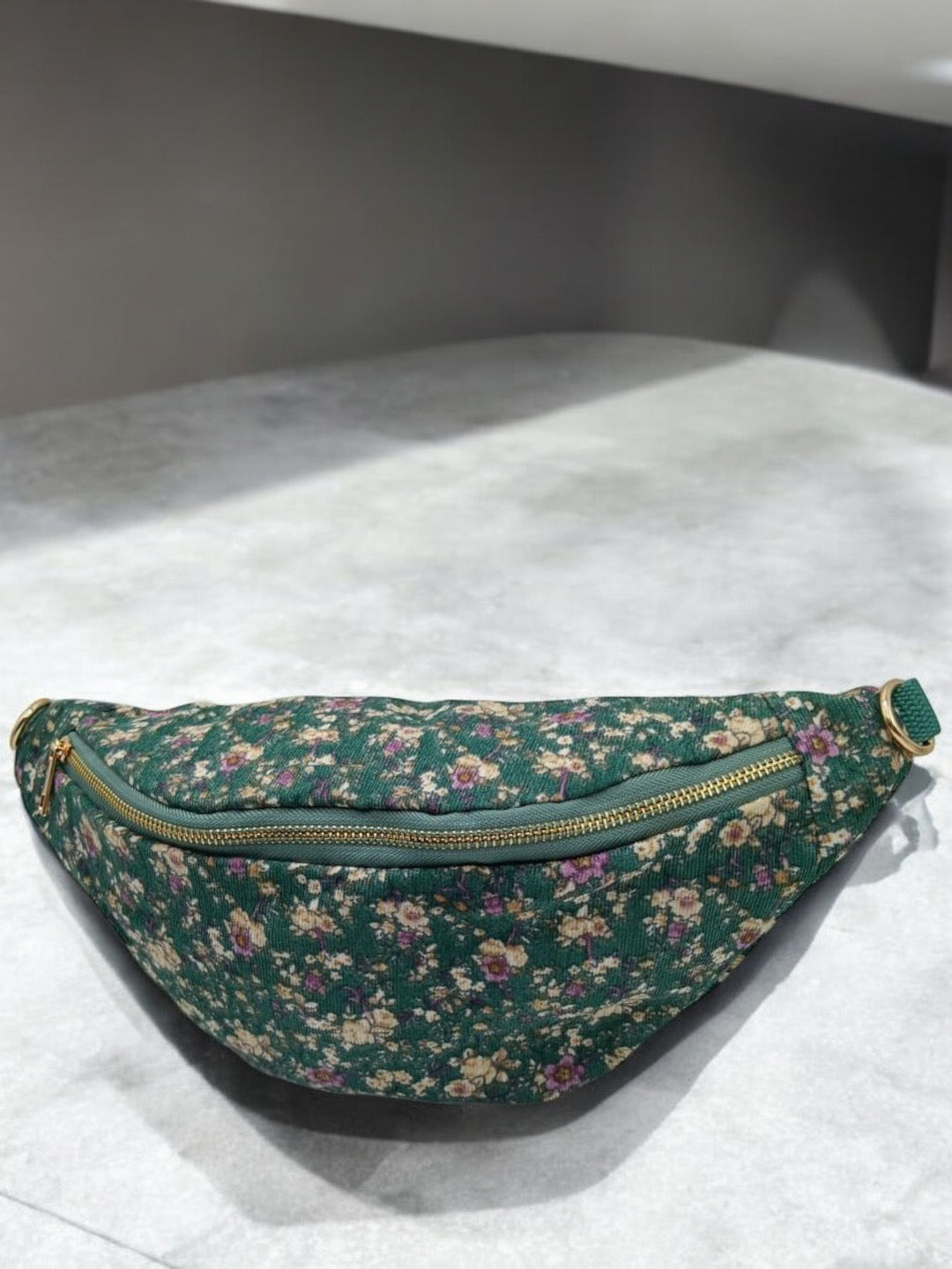 Sac banane tissu velours fin liberty fleuri vert et rose