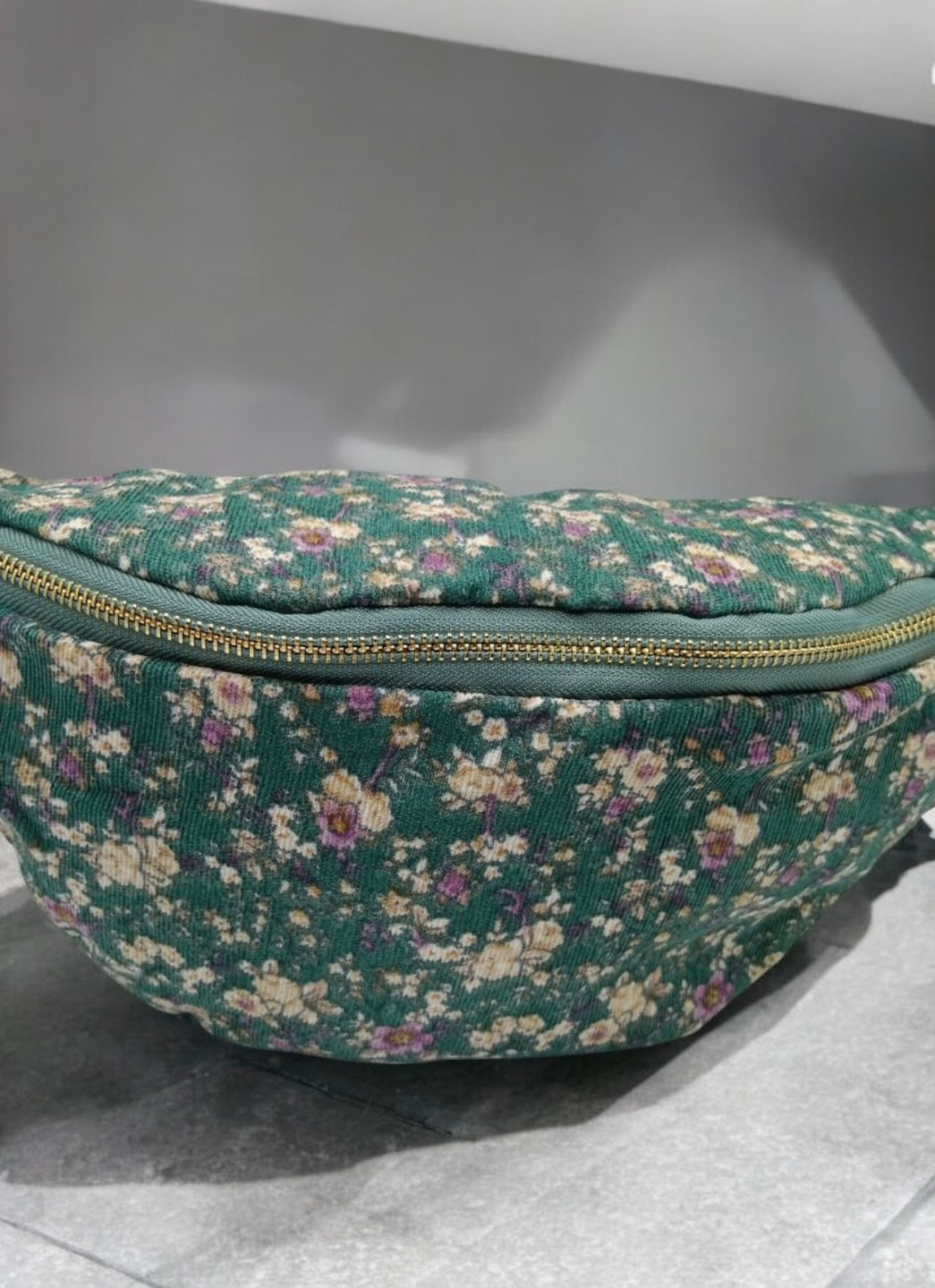 Sac banane tissu velours fin liberty fleuri vert et rose