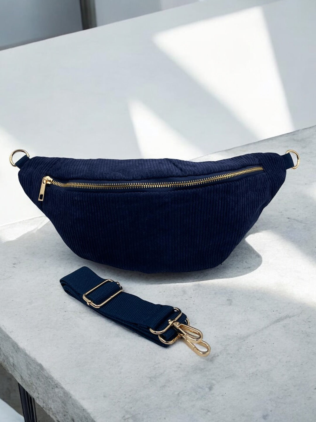 Sac banane velours côtelé couleur bleu marine