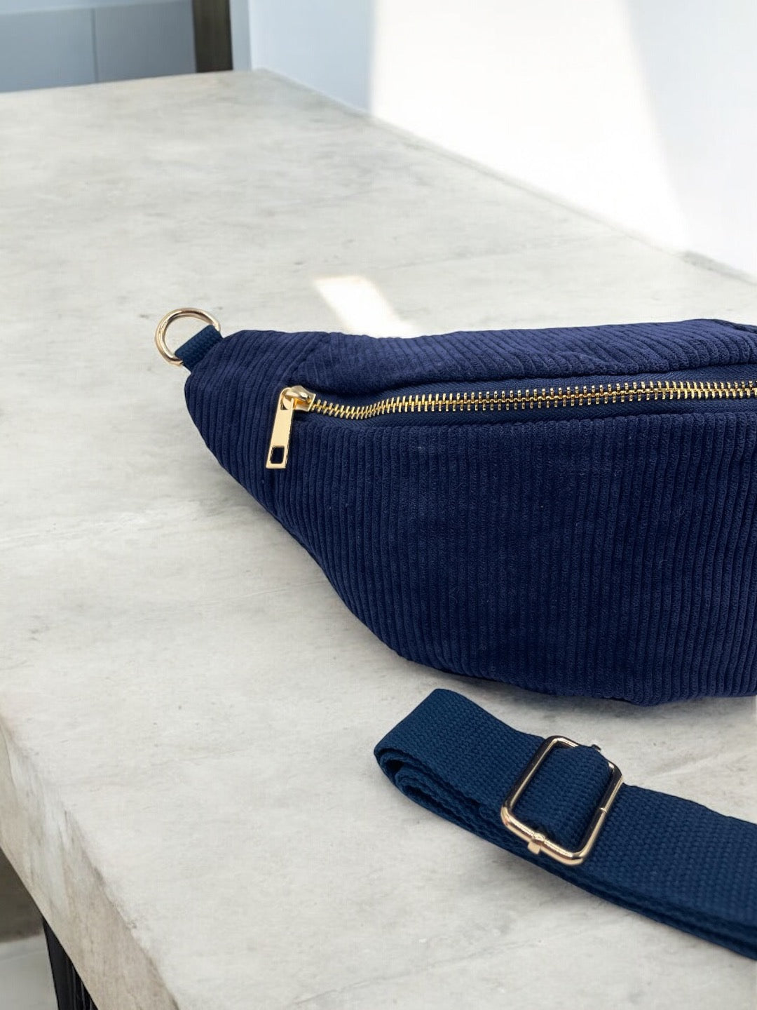 Sac banane velours côtelé couleur bleu marine