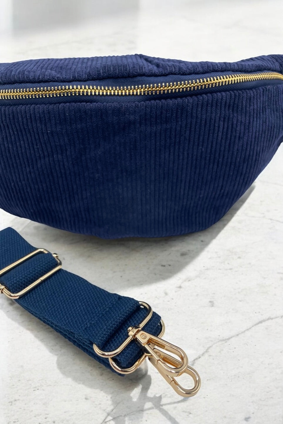 Sac banane velours côtelé couleur bleu marine