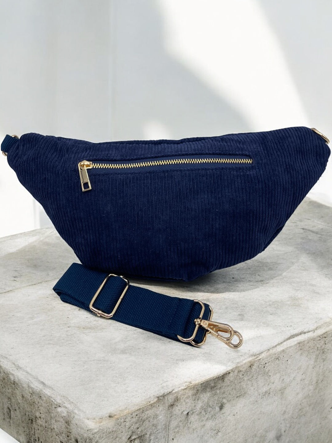 Sac banane velours côtelé couleur bleu marine