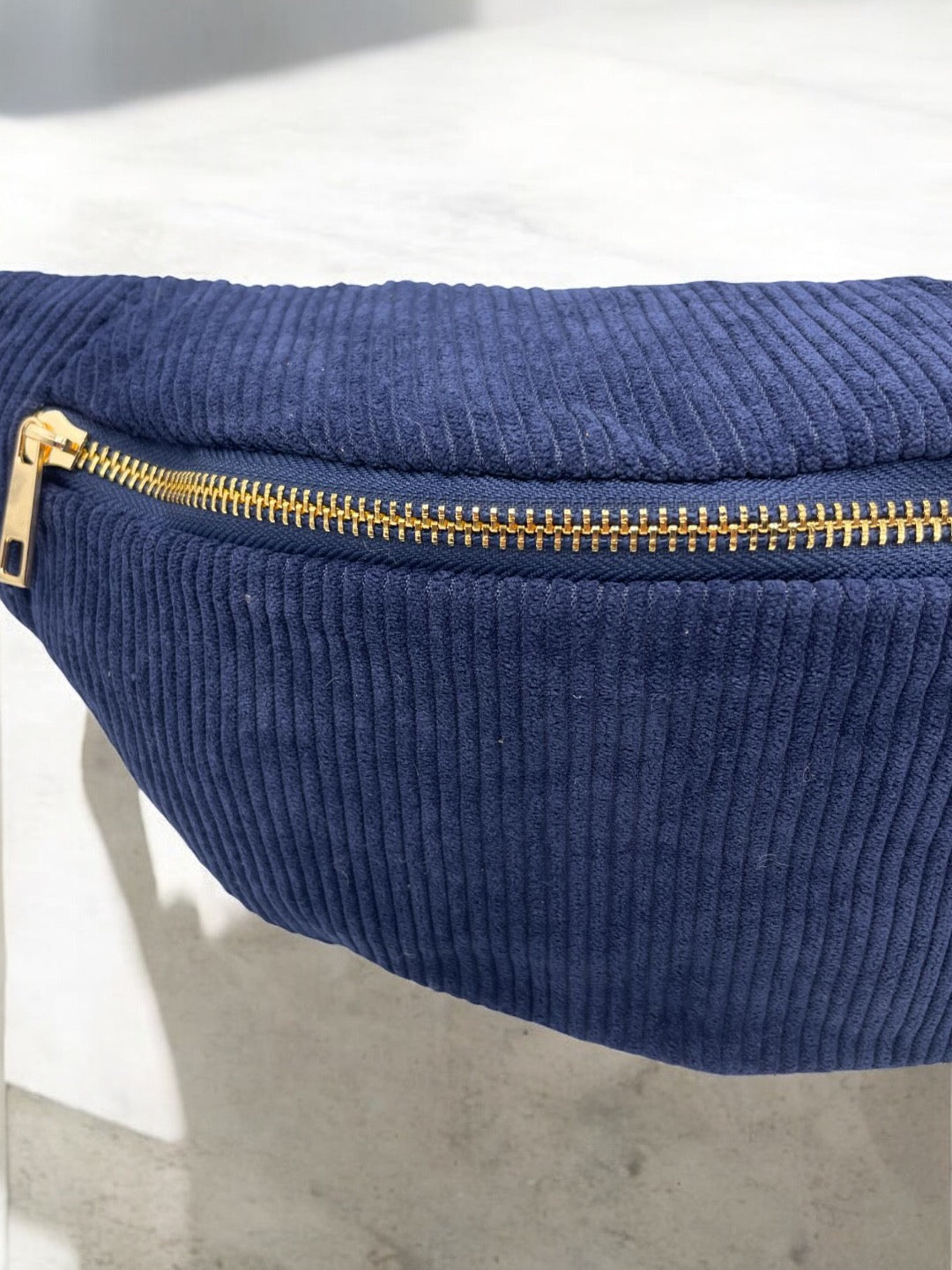 Sac banane velours côtelé couleur bleu marine