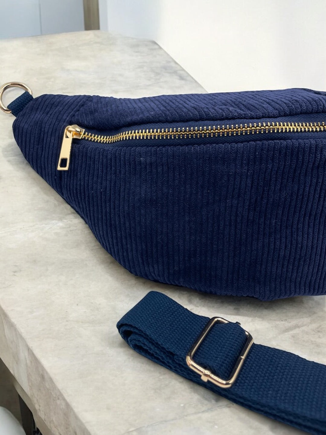 Sac banane velours côtelé couleur bleu marine