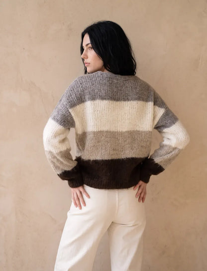 Pull femme CIAO gris marron: pull en maille oversized à rayures beige, gris et brun porté par une modèle de dos.