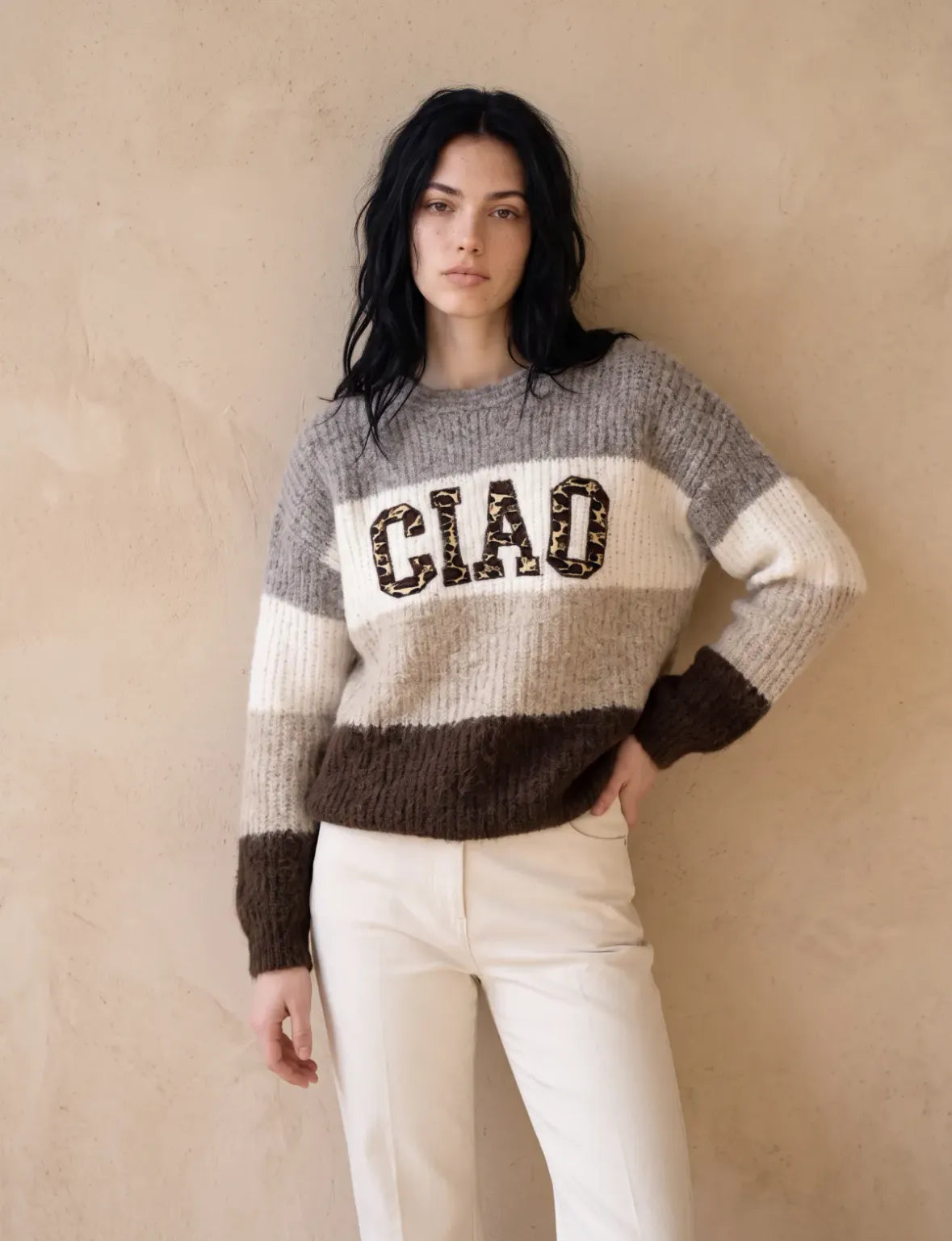 Pull en maille femme CIAO gris marron porté par une modèle, ensemble neutre et chic.