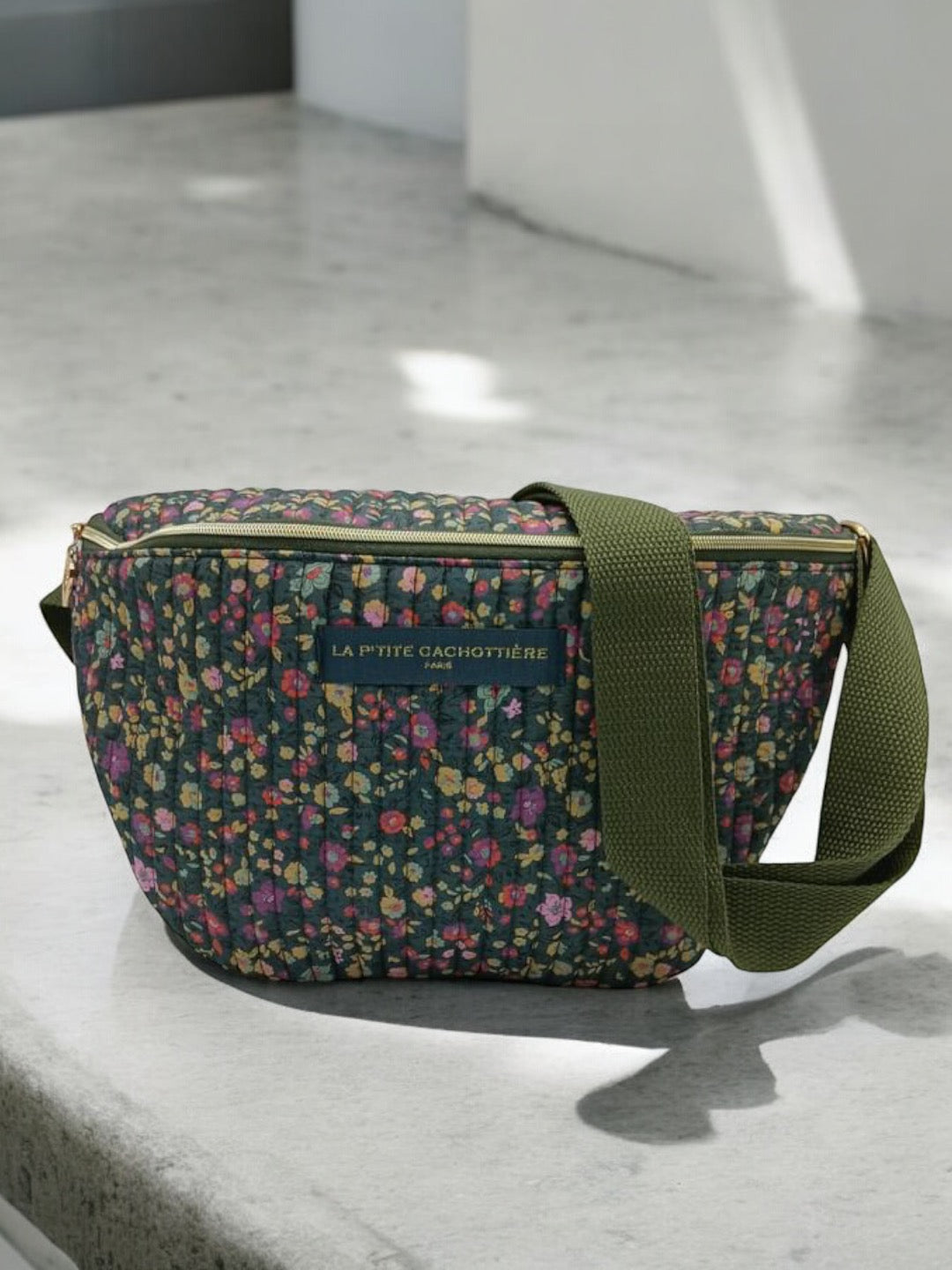 Sac banane en coton liberty fleuri multicolore fond vert olive « La Ptite cachottière »