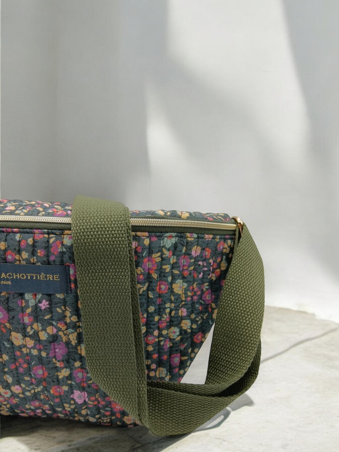 Sac banane en coton liberty fleuri multicolore fond vert olive « La Ptite cachottière »