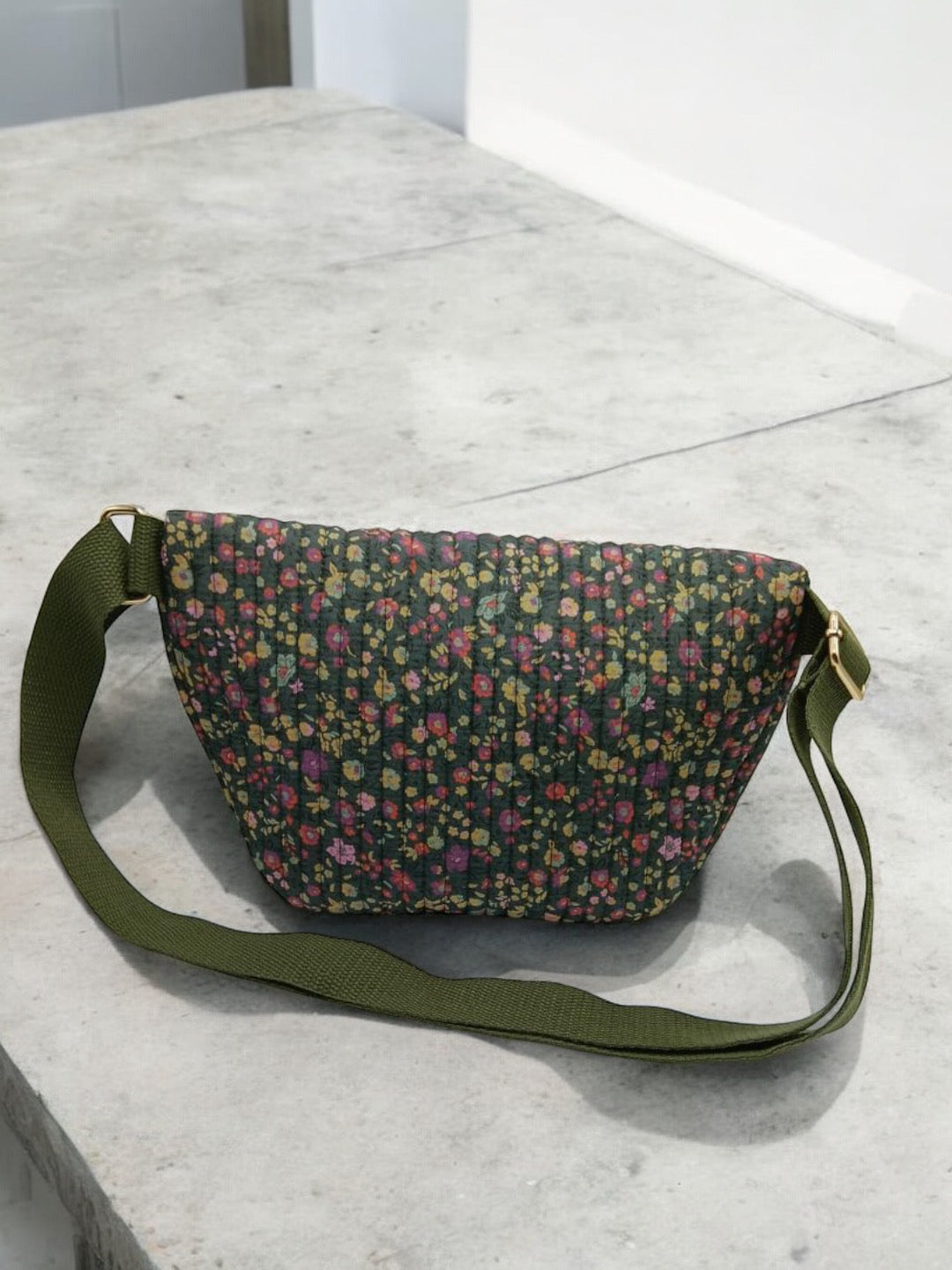 Sac banane en coton liberty fleuri multicolore fond vert olive « La Ptite cachottière »