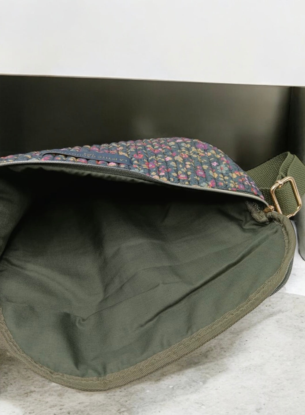 Sac banane en coton liberty fleuri multicolore fond vert olive « La Ptite cachottière »