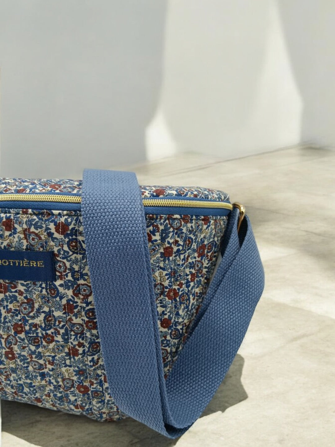 Sac banane en coton liberty bleu, rouge et blanc « La Ptite cachottière »