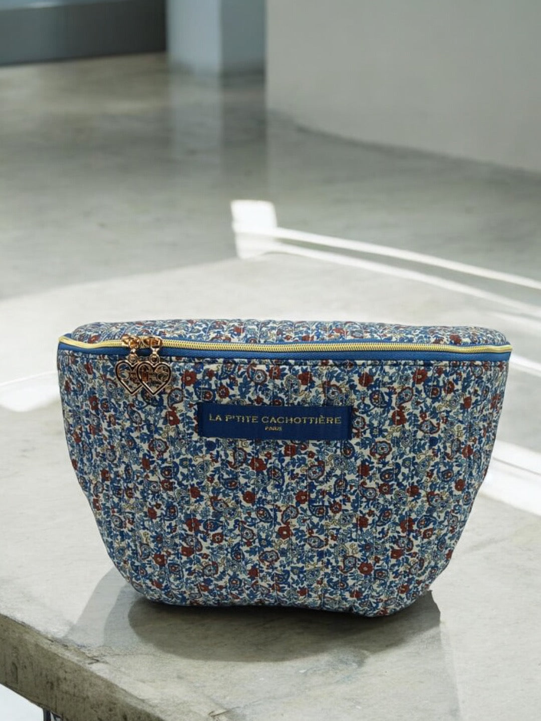 Sac banane en coton liberty bleu, rouge et blanc « La Ptite cachottière »