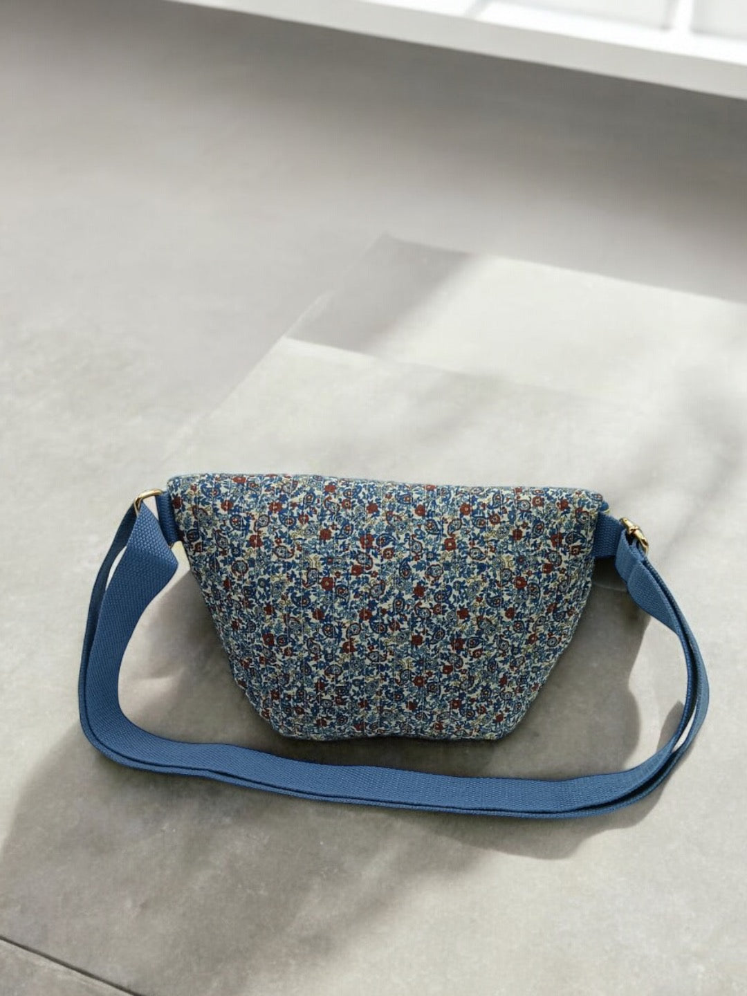 Sac banane en coton liberty bleu, rouge et blanc « La Ptite cachottière »