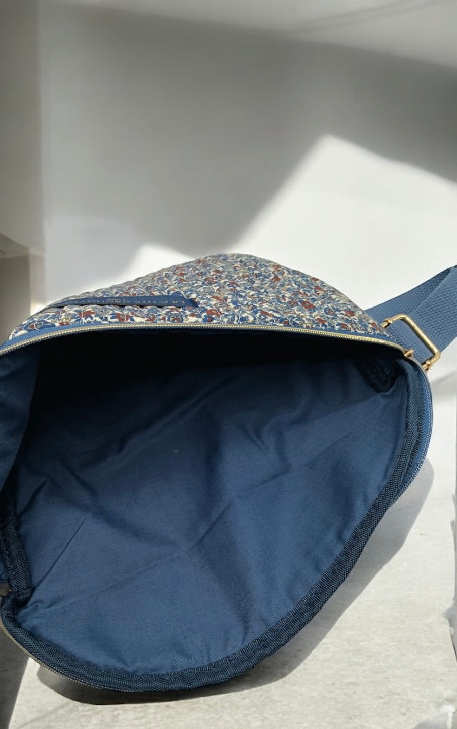 Sac banane en coton liberty bleu, rouge et blanc « La Ptite cachottière »