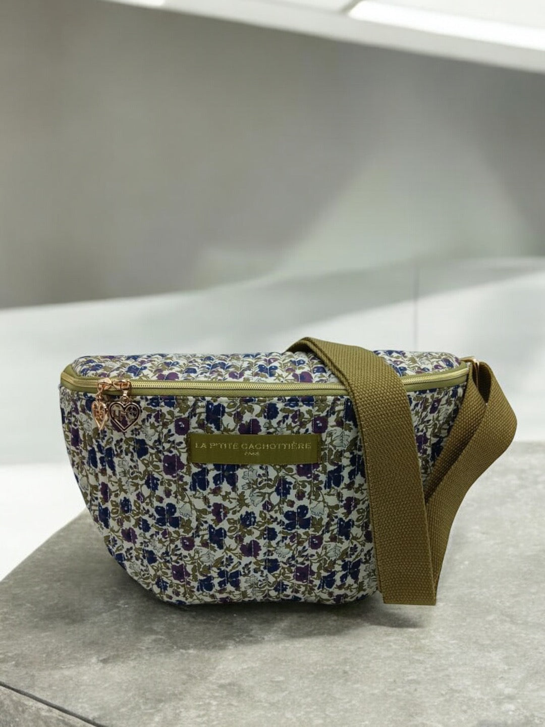 Sac banane en coton liberty fleuri multicolore tons violet/crème « La Ptite cachottière »