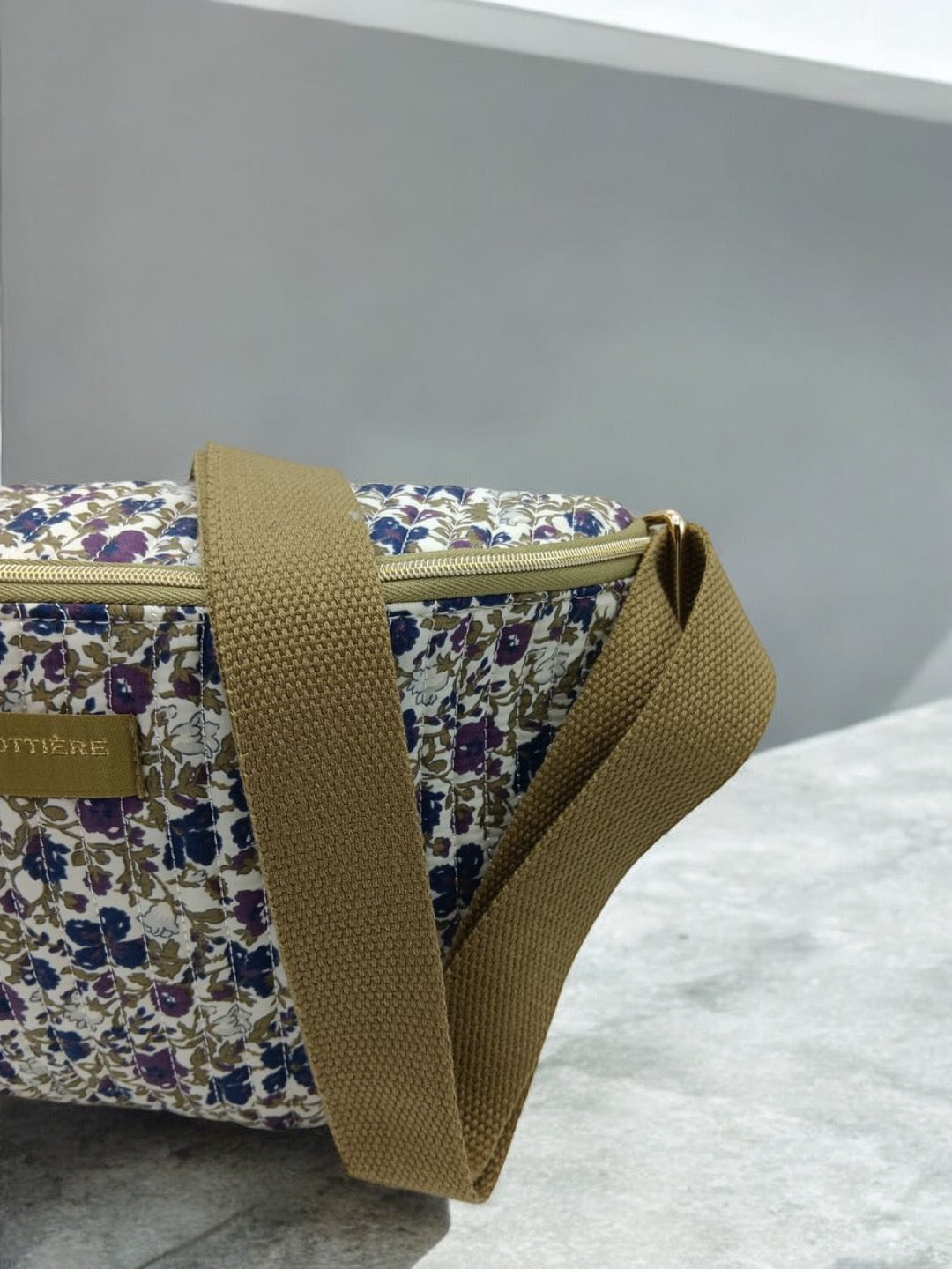 Sac banane en coton liberty fleuri multicolore tons violet/crème « La Ptite cachottière »