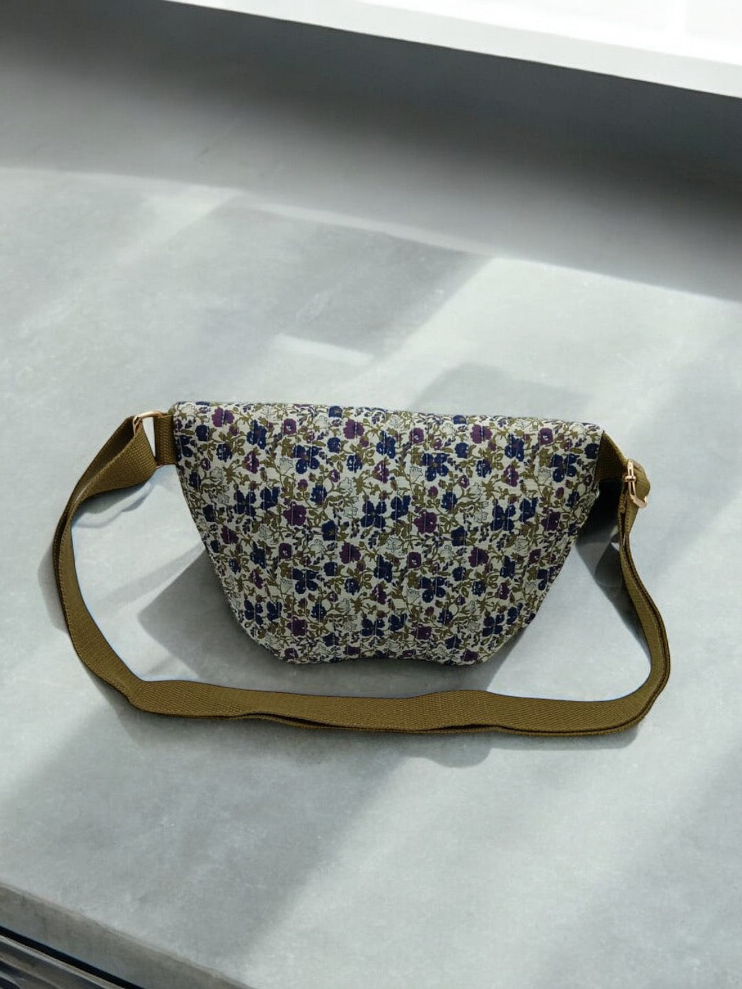 Sac banane en coton liberty fleuri multicolore tons violet/crème « La Ptite cachottière »