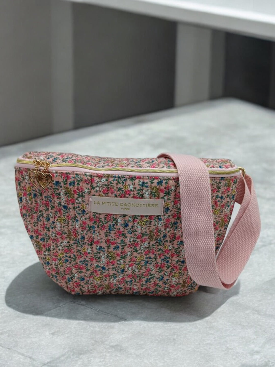 Sac banane en coton liberty fleuri rose « La Ptite cachottière »