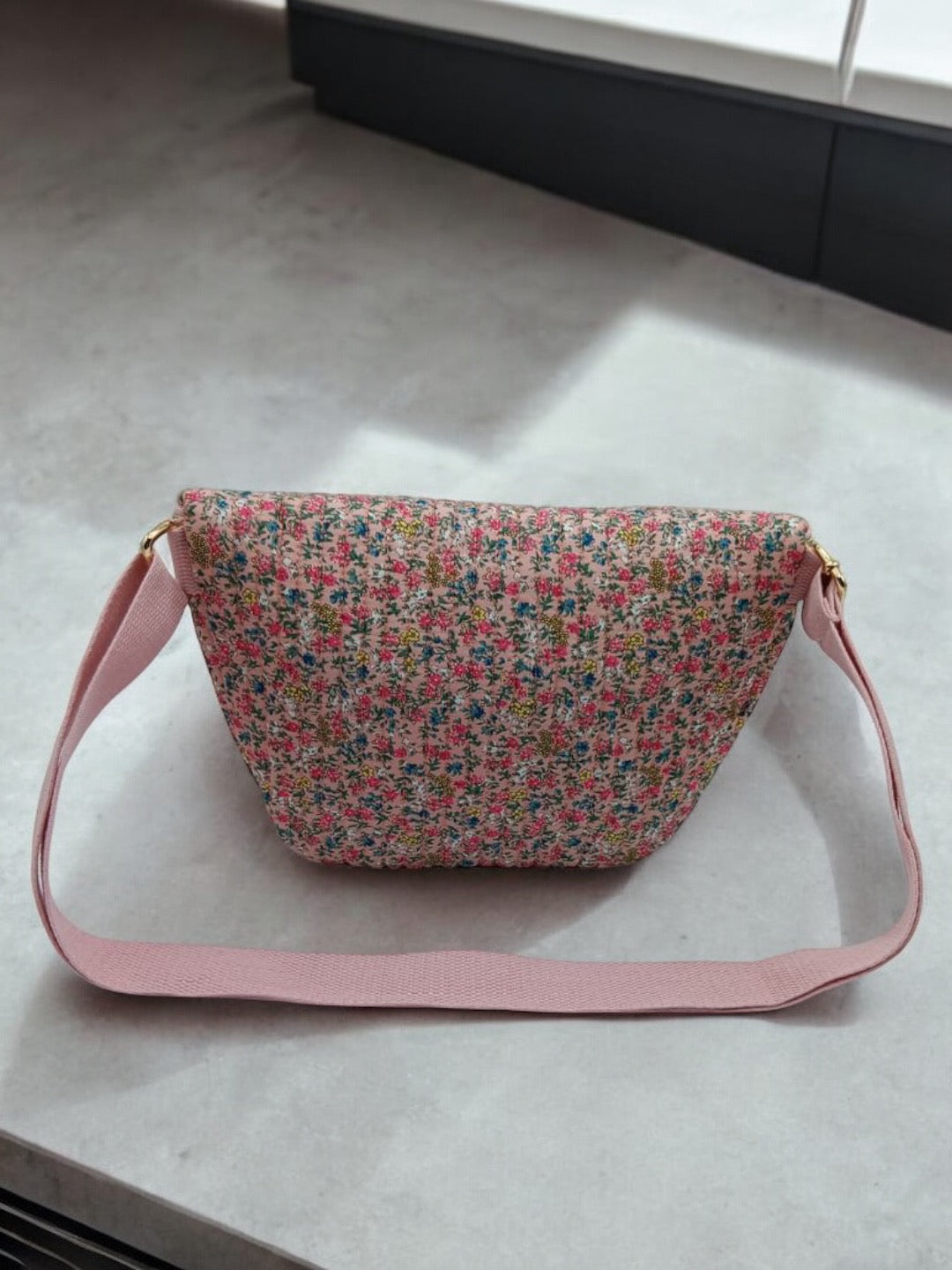 Sac banane en coton liberty fleuri rose « La Ptite cachottière »