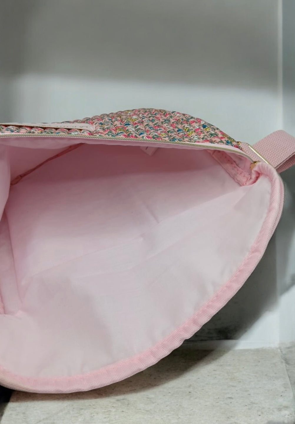 Sac banane en coton liberty fleuri rose « La Ptite cachottière »