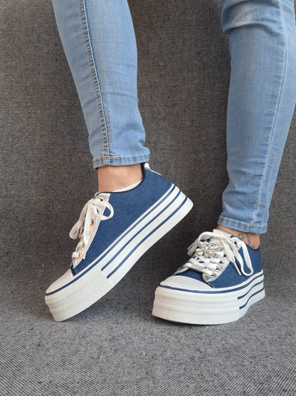 Chaussures baskets basses semelle compensée simili bleu effet jean et blanc style converse