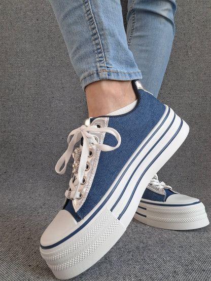 Chaussures baskets basses semelle compensée simili bleu effet jean et blanc style converse