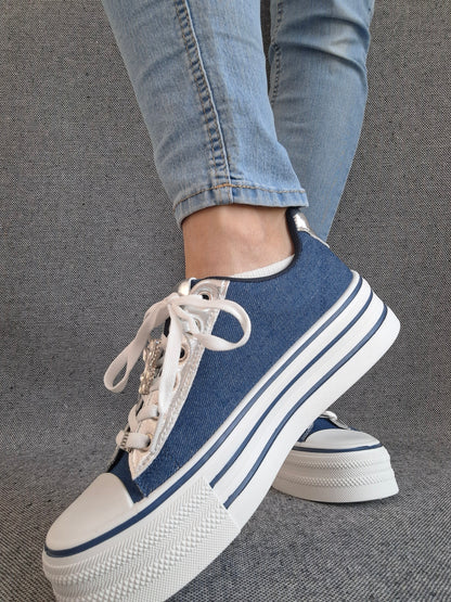 Chaussures baskets basses semelle compensée simili bleu effet jean et blanc style converse