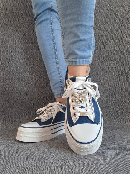 Chaussures baskets basses semelle compensée simili bleu effet jean et blanc style converse