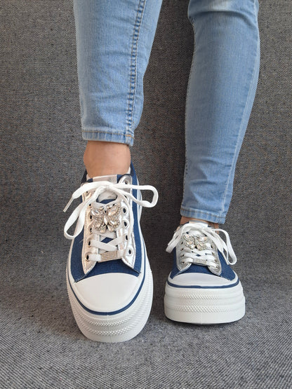 Chaussures baskets basses semelle compensée simili bleu effet jean et blanc style converse