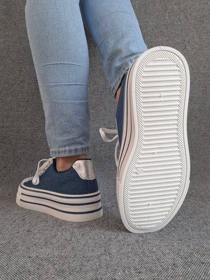 Chaussures baskets basses semelle compensée simili bleu effet jean et blanc style converse