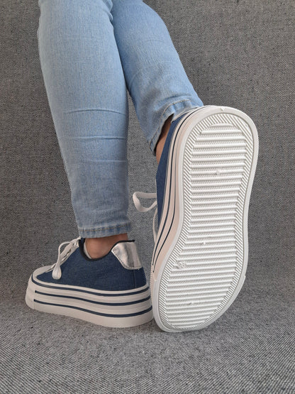 Chaussures baskets basses semelle compensée simili bleu effet jean et blanc style converse