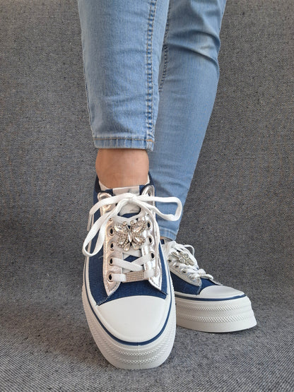 Chaussures baskets basses semelle compensée simili bleu effet jean et blanc style converse