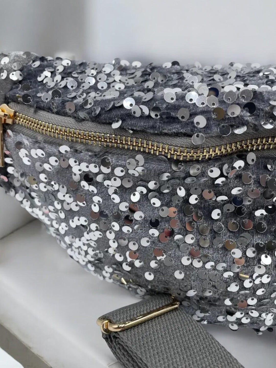 Sac banane tissu velours gris sequins argentés